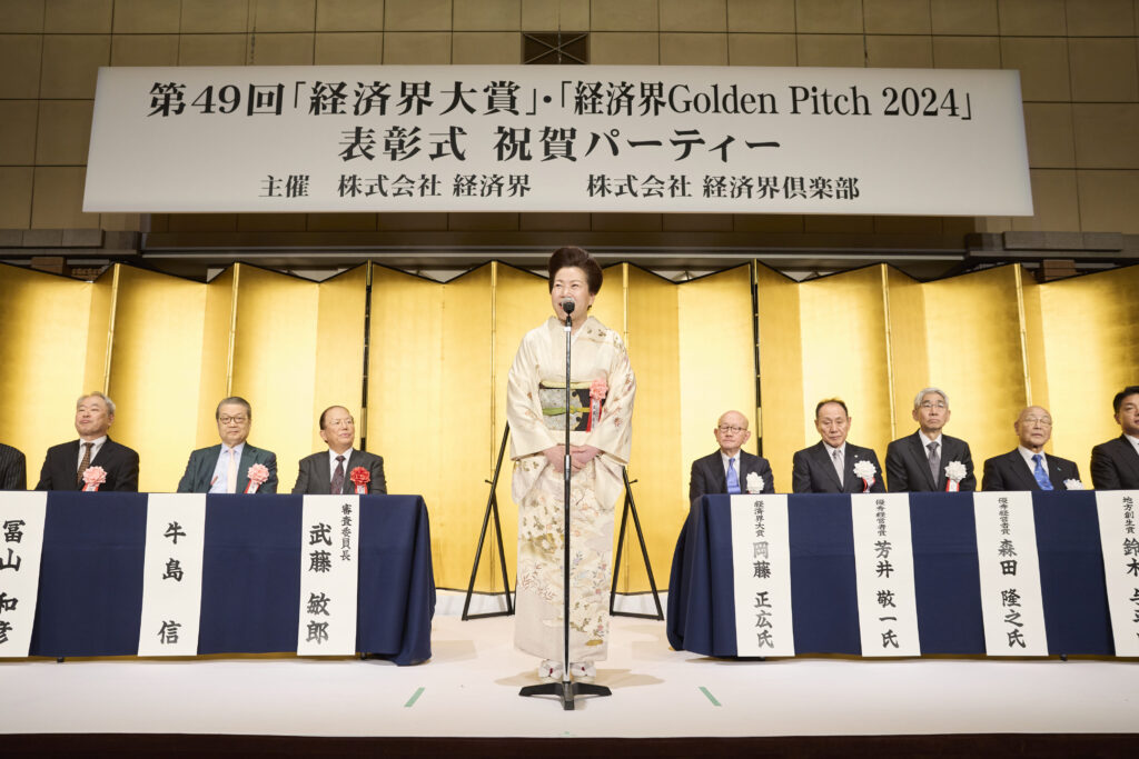 開会の挨拶をする佐藤有美 経済界代表取締役