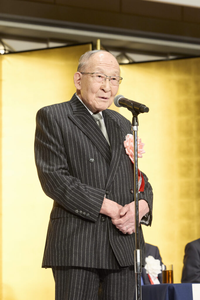 乾杯の音頭を取る茂木友三郎 キッコーマン取締役名誉会長