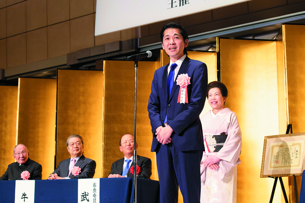 主催者挨拶を行う冨田和成・経済界社長