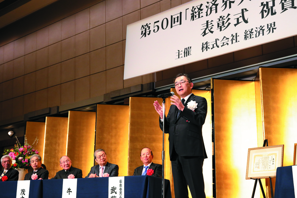 受賞スピーチを行う高橋誠・KDDI会長