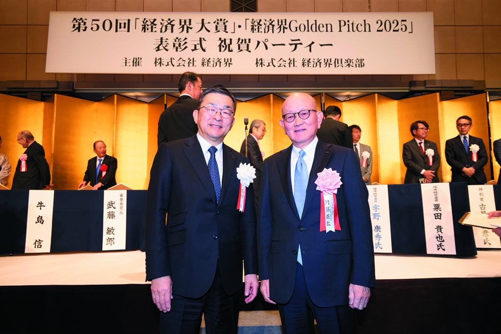 高橋誠・KDDI会長（左）と岡藤正広・伊藤忠商事会長CEO