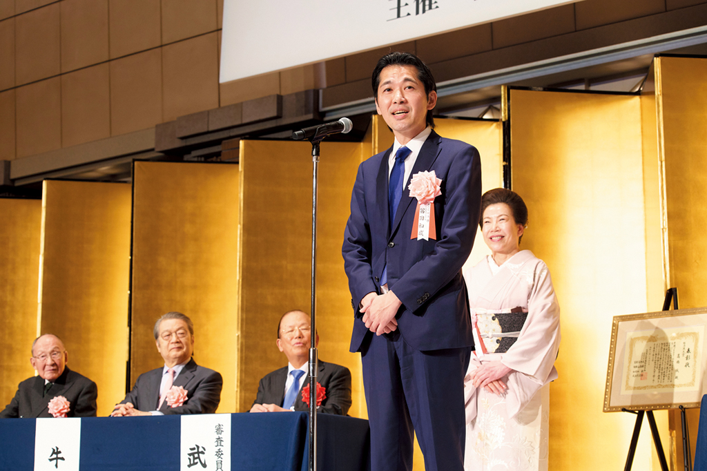 主催者挨拶を行う冨田和成・経済界社長