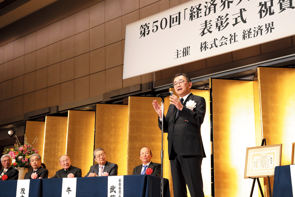 受賞スピーチを行う高橋誠・KDDI会長