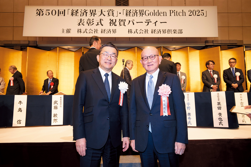 高橋誠・KDDI会長（左）と岡藤正広・伊藤忠商事会長CEO